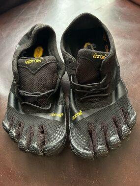 Kids Vibram FiveFingers Black Minimalist Toe Shoes size 33 / 1-1.5